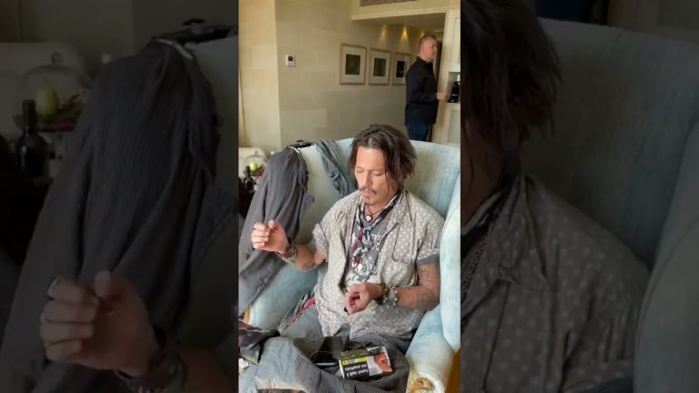 Ha Johnny Depp Fatto un Trapianto di Capelli? Le Ultime Notizie sulla Sua Rinnovata Apparenza